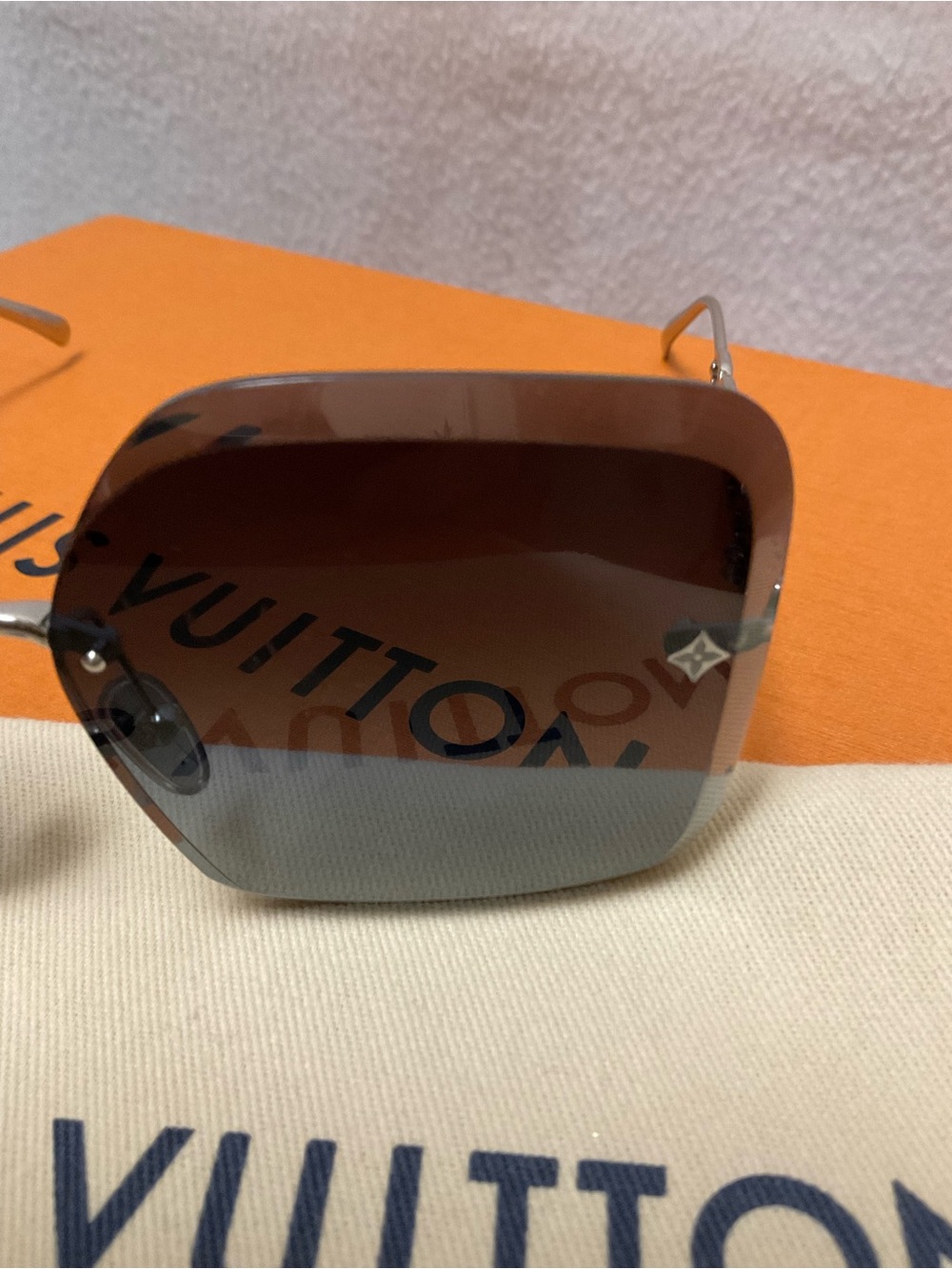 LV Jewel Square Sunglasses - Picture 5 of 16
